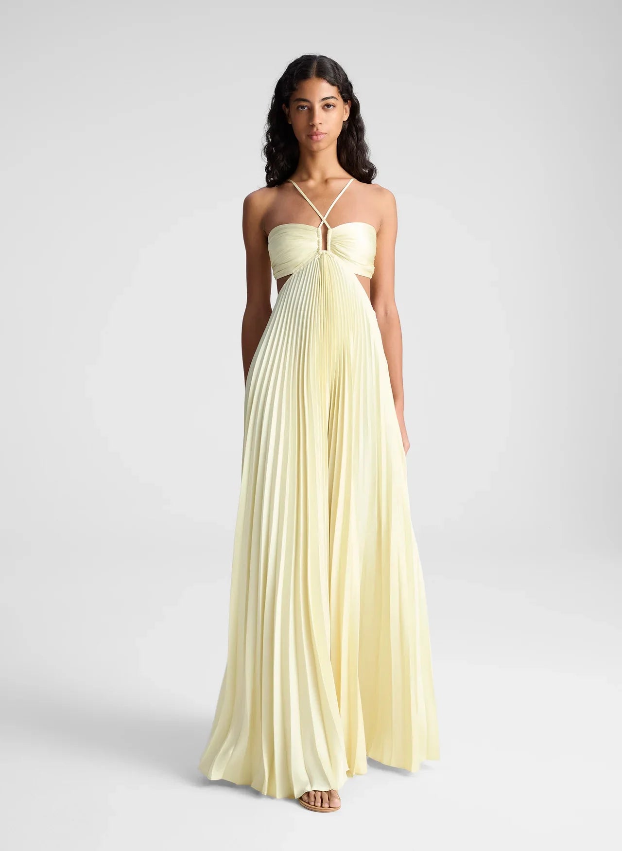 Solaria – Robe longue plissée en satin à dos noué